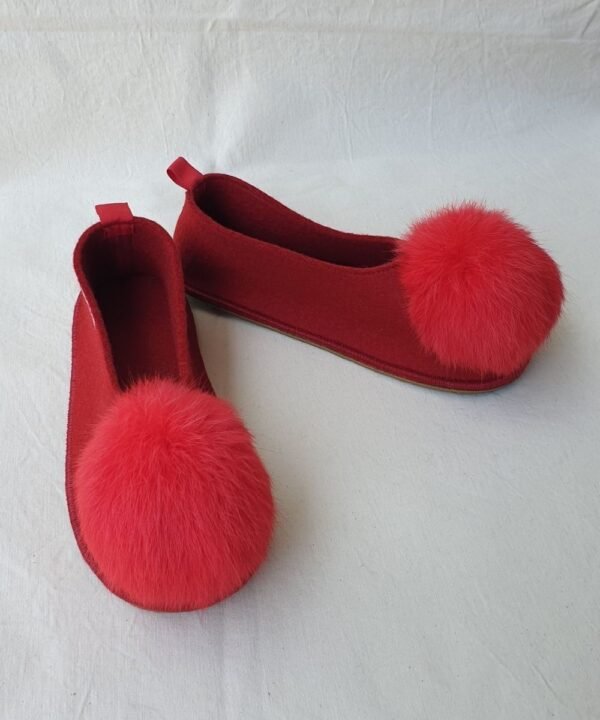 Love pom pom sandals