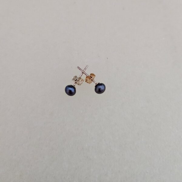 Dot Black Pearl Earrings